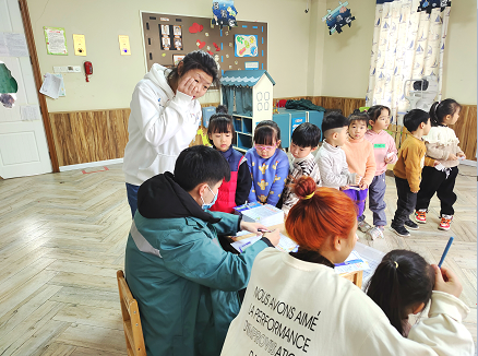 焦作復(fù)明眼科醫(yī)院攜手示范區(qū)永威、百大嘉苑幼兒園，開(kāi)展兒童青少年視力檢查公益服務(wù)